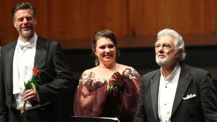 Le chanteur d'Opéra Placido Domingo (à droite) lors du final de "Luisa Miller" au festival de Salzburg le 25 août 2019, à Salzburg en Autriche&nbsp;&nbsp; (FRANZ NEUMAYR / APA)