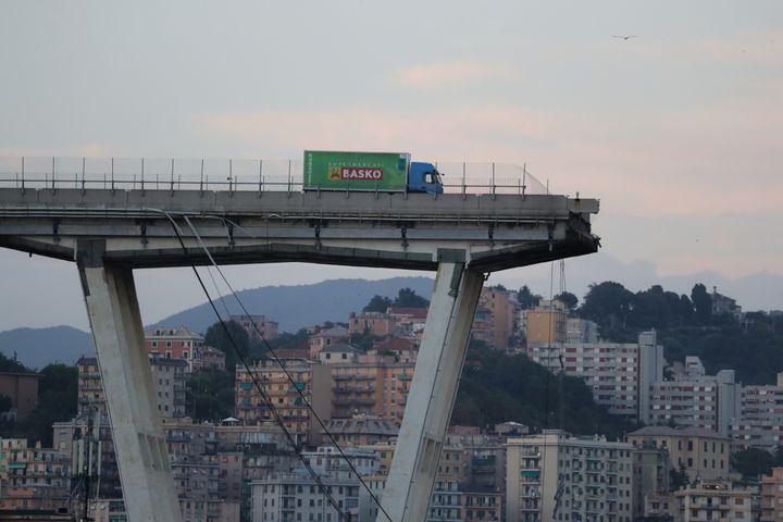 Un camion arrêté à quelques mètres du vide,&nbsp;après l'effondrement d'un viaduc à Gênes, en Italie, le 14 août 2018. (VALERY HACHE / AFP)