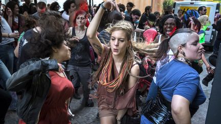 Des jeunes gens dansent &agrave; l'occasion de la F&ecirc;te de la musique, le 21 juin 2012 &agrave; Paris. (JEAN-PHILIPPE KSIAZEK / AFP)