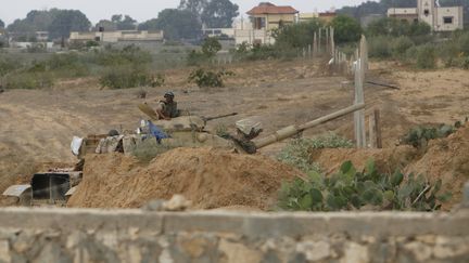 Un soldat &eacute;gyptien surveille le&nbsp;passage de Rafah (Egypte), pr&egrave;s de la fronti&egrave;re avec la bande de Gaza, le 8 juillet 2013. (IBRAHEEM ABU MUSTAFA / REUTERS)