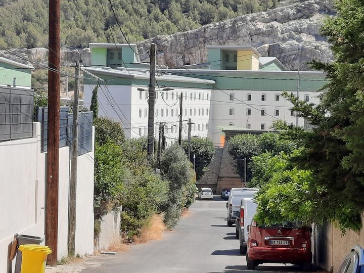 Des voisins de la prison des Baumettes à Marseille se plaignent du bruit des détenues.&nbsp; (FREDERIC CHAPUIS / RADIO FRANCE)