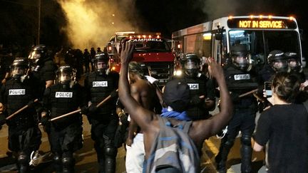 Un manifestant face à des policiers, à Charlotte (Caroline du Nord), aux Etats-Unis, mardi 20 septembre 2016.&nbsp; (REUTERS)