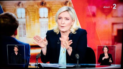 Débat de la présidentielle : "Vous défendez le pire de l'écologie punitive", attaque Marine Le Pen