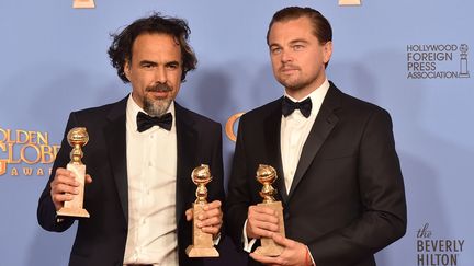 Le réalisateur Alejandro Gonzalez Inarritu et l'acteur&nbsp;Leonardo DiCaprio posent avec leurs récompenses, lors de la cérémonie des Golden Globes, le 10 janvier 2016 à Los Angeles. (KEVIN WINTER / GETTY IMAGES NORTH AMERICA / AFP)