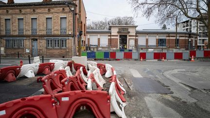 Un immeuble du quartier Les Izards, à Toulouse (Haute-Garonne), le 11 mars 2022, où Mohamed Merah vivait. (LIONEL BONAVENTURE / AFP)