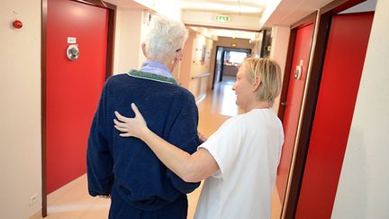 Un membre du personnel aide un patient &agrave; marcher dans l'unit&eacute; de soins palliatifs de la clinique priv&eacute;e Saint-Laurent, &agrave; Saint-Gr&eacute;goire&nbsp;(Ille-et-Vilaine). (  MAXPPP)