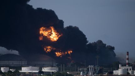 La foudre a provoqué un immense incendie dans le dépôt pétrolier de&nbsp;Matanzas, le 6 août près de La Havane à Cuba. (YAMIL LAGE / AFP)