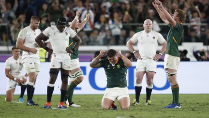 Les joueurs sud-africains célèbrent leur victoire face à l'Angleterre, en finale de la Coupe du monde, samedi 2 novembre 2019, au stade de Yokohama, au Japon. (EDGAR SU / REUTERS)