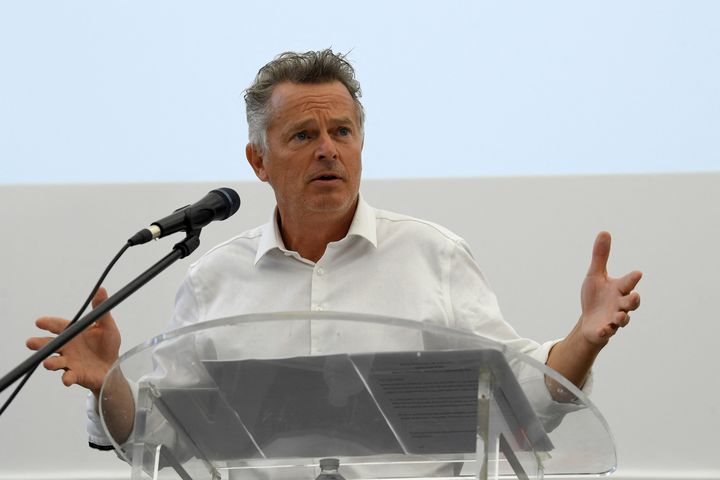 Fabien Roussel s'exprime lors de l'université d'été du PCF à Aix-en-Provence (Bouches-du-Rhône), le 28 août 2021. (NICOLAS TUCAT / AFP)