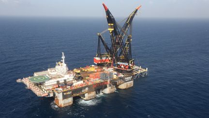 Une vue de la plateforme de gaz naturel Leviathan au large des côtes israéliennes, le 19 décembre 2019.&nbsp;Une partie du gaz sera exportée vers les usines de liquéfaction égyptiennes. Les deux pays ont approuvé la construction d'un nouveau gazoduc.&nbsp; (JACK GUEZ / AFP)