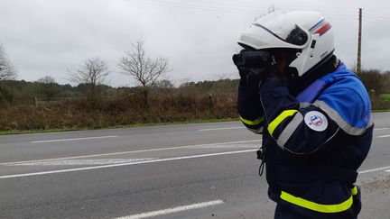 Contrôle de police aux jumelles (illustration). (ANNAÏG HAUTE / RADIOFRANCE)