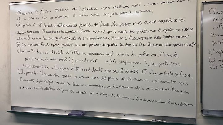 Les élèves de la seconde métiers de la relation client, au lycée professionnel Saint Paul Bourdon Blanc à Orléans, définissant le chapitrage de leur roman collectif le 9 novembre 2023. (FG/FRANCEINFO)