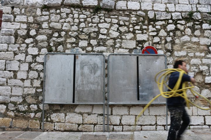 Des panneaux d'affichage électoraux installés pour le second tour de l'élection présidentielle, le 27 avril 2017 à Saint-Paul-de-Vence (Alpes-Maritimes). (BENOIT ZAGDOUN / FRANCEINFO)