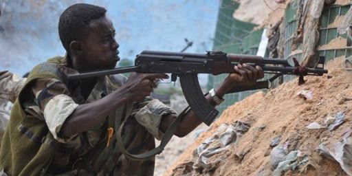 Soldat somalien luttant contre les rebelles islamistes à Mogadiscio (28-7-2008) (AFP - NOTIMEX - FAUISAL ISSE - XINHUA)