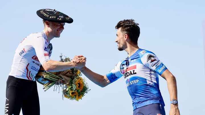 Julian Alaphilippe (Soudal-Quick-Step) félicite Marc Hirschi (UAE Emirates), vainqueur de la Clasica San Sebastian le 10 août 2024, et son futur coéquipier à partir de la saison 2025 dans l'équipe Tudor. (JAVI COLMENERO / AFP)