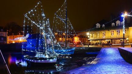 Le port charmant de Saint-Goustan, du nom du patron des marins et des pêcheurs, dans le Morbihan, avec ses vieux bateaux illuminés pour les fêtes de Noël.&nbsp; (ANTOINE LORGNIER / ONLY FRANCE VIA AFP)