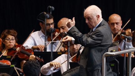 Daniel Barenboïm sur scène avec des musiciens du West-Eastern Divan Orchestra et de l'Académie Barenboïm-Saïd, le 19 août 2023 à Berlin (ODD ANDERSEN / AFP)