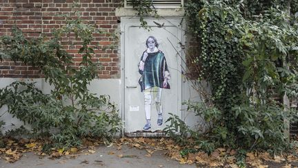 Un collage signé de la street artiste LaDame Quicolle représentant Gisèle Pélicot, à Lille, le 16 octobre 2024. (SAMEER AL-DOUMY / AFP)