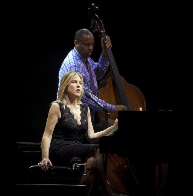 Diana Krall su la grande scène de Jazz à Vienne avec son violoncelliste 
 (Marion Tisserand)