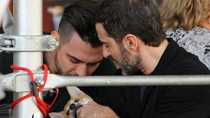 Marc Jacobs (D) et son amoureux, compl&egrave;tement gaga de leur "b&eacute;b&eacute;". (G. ANDERSON / T. MEINELT / SIPA)