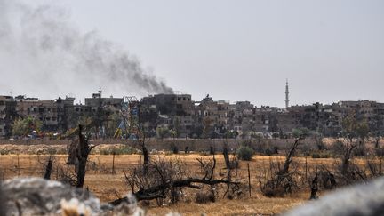 De la fumée s'échappe de la ville de Douma (Syrie), le 20 avril 2018. (STRINGER / AFP)