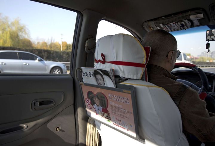 Les chauffeurs de taxi ont &eacute;t&eacute; invit&eacute;s &agrave; d&eacute;sactiver ou d&eacute;monter la manivelle de leurs fen&ecirc;tres arri&egrave;re. (ANDY WONG / AP / SIPA)