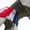 Un drapeau tricolore g&eacute;ant sous l'Arc de triomphe, &agrave; Paris, le 8 mai 2015, pour les comm&eacute;morations du 70e anniversaire de la capitulation de l'Allemagne nazie. (IAN LANGSDON / AFP)