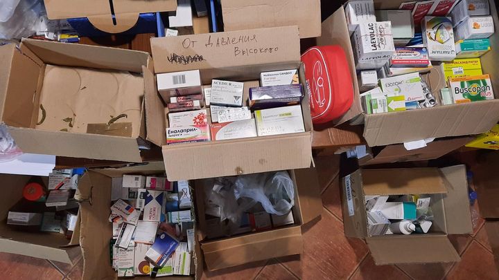 Les médicaments stockés dans le restaurant de Dimtri&nbsp;Bassilaïa&nbsp;sont distribués à six ou sept hôpitaux de Kiev.&nbsp; (BENJAMIN THUAU / RADIO FRANCE)