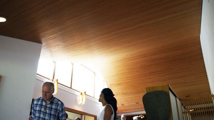 L'entrée principale avec le faux plafond en bois courbé, comme une vague, surplombe une volée de marches qui conduit, un demi niveau plus bas au grand salon.
 (Sophie Jouve/Culturebox)