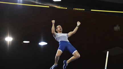 Renaud Lavillenie remporte sa septième Ligue de Diamant grâce à un saut à 5.90m (FABRICE COFFRINI / AFP)