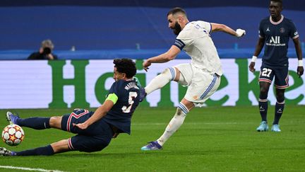 L'attaquant du Real Madrid, Karim Benzema et le défenseur du Paris Saint-Germain Marquinhos&nbsp;lors des huitième de finale de la Ligue des champions, à Paris, mercredi 9 mars 2022. (GABRIEL BOUYS / AFP)