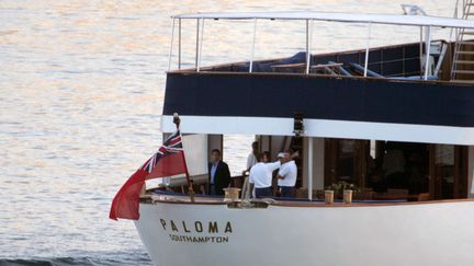 Nicolas Sarkozy photographié à bord du "Paloma", le yacht de son ami Vincent Bolloré, le 9 mai 2007 après sa victoire à la présidentielle. (LINO AZZOPARDI / AP / SIPA)