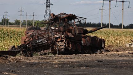 Un tank russe détruit à Soudja, dans la région de Koursk, où l'armée ukrainienne a mené une incursion. (YAN DOBRONOSOV / AFP)