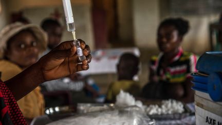 Des enfants se font vacciner contre la rougeole, le 3 mars 2020, à Mbata-Siala, au&nbsp;Congo. (JUNIOR KANNAH / AFP)