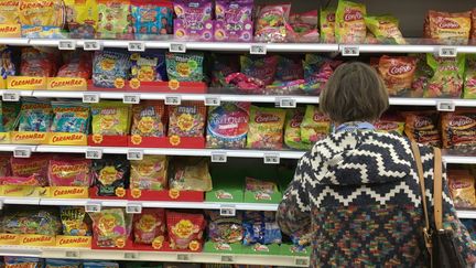 Un rayon de bonbons et friandises dans un supermarché en octobre 2016 en France. (JEAN-FRAN?OIS FREY / MAXPPP)