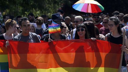 Des manifestants à la Gay Pride de Belgrade (Serbie), samedi 24 juin 2017. (DARKO VOJINOVIC/AP/SIPA / AP)