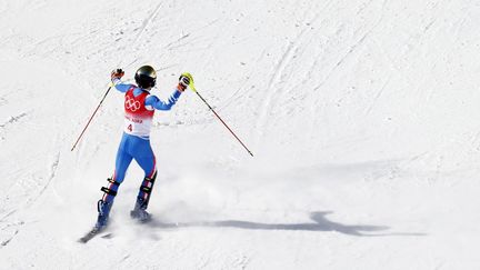 Clément Noël peut exulter. Vingt ans après Jean-Pierre Vidal, il se pare d’or, le 16 février, sur le slalom des Jeux de Pékin grâce à une seconde manche supersonique. Le Vosgien décroche là son premier titre olympique en carrière. (ELODIE FROMENT / AFP)