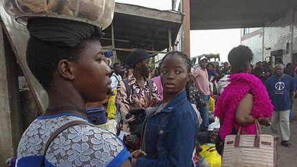 En juillet 2018, des habitants de la région occidentale du Cameroun arrivent au terminal de bus de Buéa, après des heurts dans la région anglophone. (STRINGER / AFP)