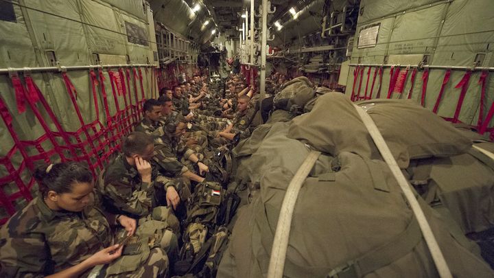 Des troupes fran&ccedil;aises &agrave; bord d'un avion qui atterrit &agrave; Bangui (R&eacute;publique centrafricaine).&nbsp; (ELISE FOUCAUD / EMA / ECPAD)