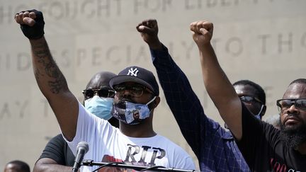 Le frère de George Floyd, Terrence Floyd (au centre) participe à une manifestation contre le racisme et contre les violences policières à New York, le 4 juin 2020. (TIMOTHY A. CLARY / AFP)