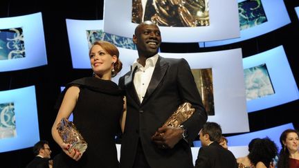 B&eacute;r&eacute;nice B&eacute;jo, h&eacute;ro&iuml;ne de "The Artist" a &eacute;t&eacute; sacr&eacute;e meilleure actice et Omar Sy, meilleur acteur pour "Intouchables." (ERIC FEFERBERG / AFP)