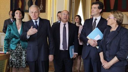 De g à d : Mme Touraine, M. Ayrault,  M. Sapin, A. Montebourg, Mme Lebranchu, à Matignon, le 29 mai 2012. (AFP - Pierre Verdy)