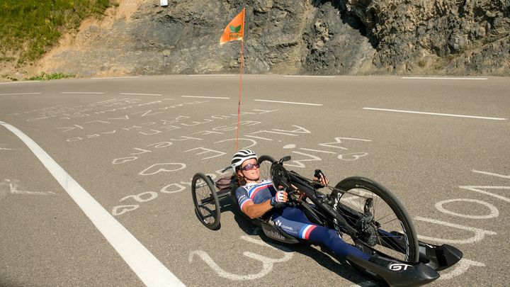 Anaïs Vincent lors d'une session d'entraînement à l'Alpe d'Huez (Isère), le 18 juillet 2024. (VALENTIN JACQUEMET / YP MEDIAS)