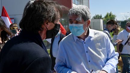 Le président de la région Grand Est, Jean Rottner, après avoir été enfariné par un militant&nbsp;en marge d'une manifestation de défense de la langue alsacienne, le 29 mai 2021, à&nbsp;Colmar (Haut-Rhin).&nbsp; (SEBASTIEN BOZON / AFP)