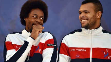 Les joueurs de l'&eacute;quipe de France de tennis de la coupe Davis&nbsp;Ga&euml;l Monfils (G) et Jo-Wilfried Tsonga plaisantent avant le tirage au sort &agrave; Lille (Pas-de-Calais), le 20 novembre 2014. (PHILIPPE HUGUEN / AFP)