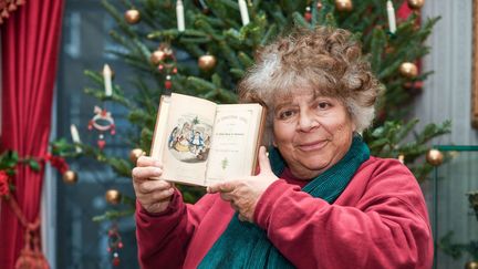 Au Charles Dickens Museum, la comédienne britannique Miriam Margolyes qui joue dans le film "The man who invented Christmas", montre une première édition du conte "A Christmas Carol".
 (Pete Summers/Shuttersto/SIPA)