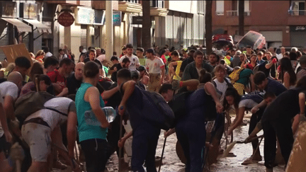 Inondations en Espagne : la solidarité des habitants prend le relais à Paiporta (Franceinfo)