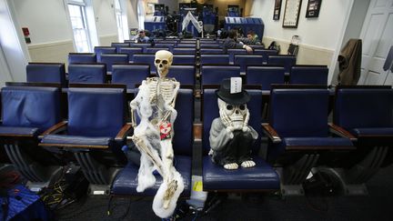 A&nbsp;la Maison Blanche, seuls des&nbsp;squelettes servent de journalistes sur les fauteuils de la salle de briefing, le 31 octobre 2015. (YURI GRIPAS / AFP)