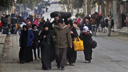 Les habitants d'Alep-Est leurs maisons. (THAER MOHAMMED / AFP)