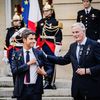 Gabriel Attal et Michel Barnier, lors de la cérémonie de passation de pouvoir au nouveau Premier ministre dans la cour de l'hôtel de Matignon, le 5 septembre 2024 à Paris. (AMAURY CORNU / HANS LUCAS / AFP)